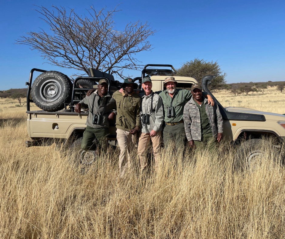 948 x 788 Jakt Namibia jeep
